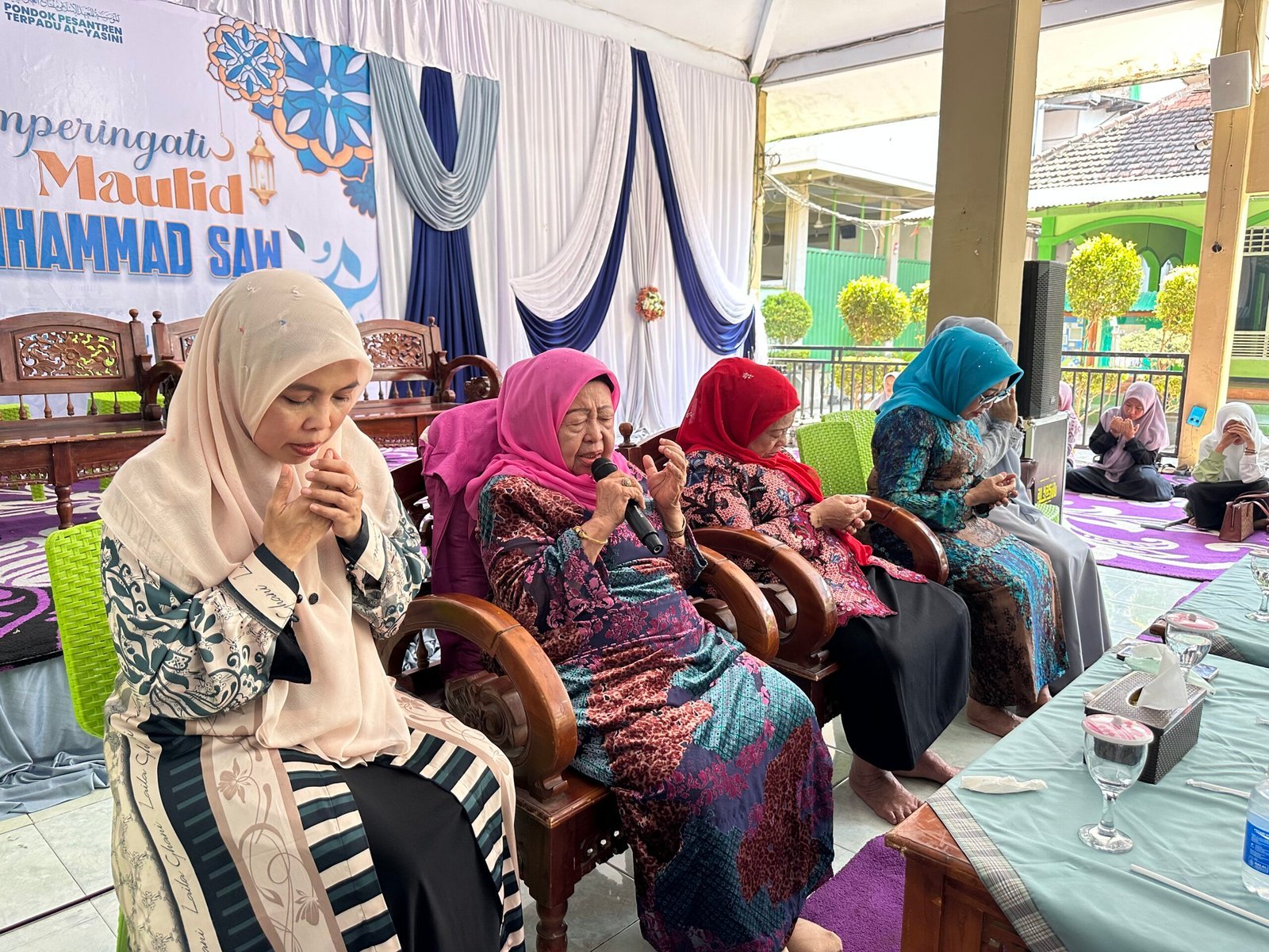 Barokah Silaturahim Putri KH. Wahab Hasbullah Menyemangati Santriwati  Al-Yasini